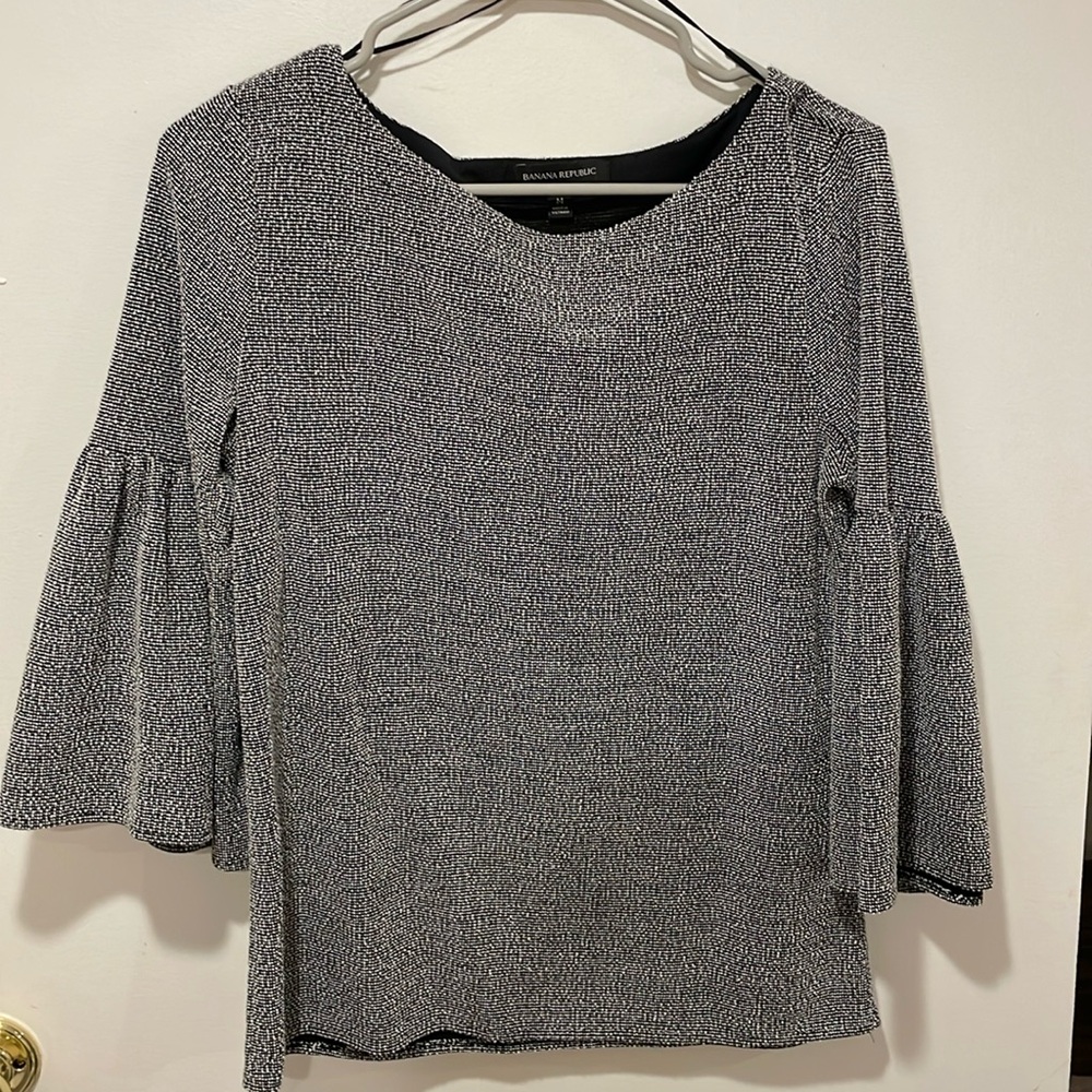Banana Republic shirt/ blouse with puff sleeve. black and white pattern